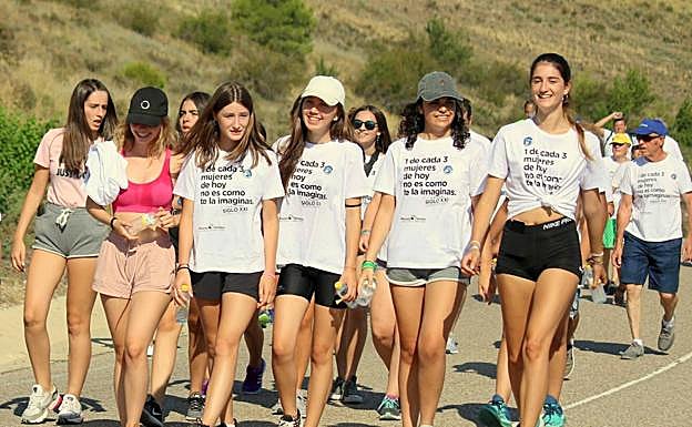 Imagen principal - Las inscripciones para la marcha solidaria están abiertas. En la imagen, un grupo de participantes del año pasado. Abajo, el Festival Almuenza y un momento de la representación del cortejo fúnebre de Felipe 'El Hermoso'. 