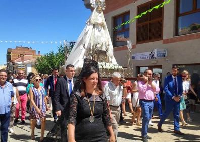 Imagen secundaria 1 - Un momento del campamento de verano deportivo. Abajo, los vecinos esperan poder celebrar la procesión aunque posiblemente con cambios. A la derecha, un momento de la representación de danza vertical que ha tenido lugar en el mes de julio. 