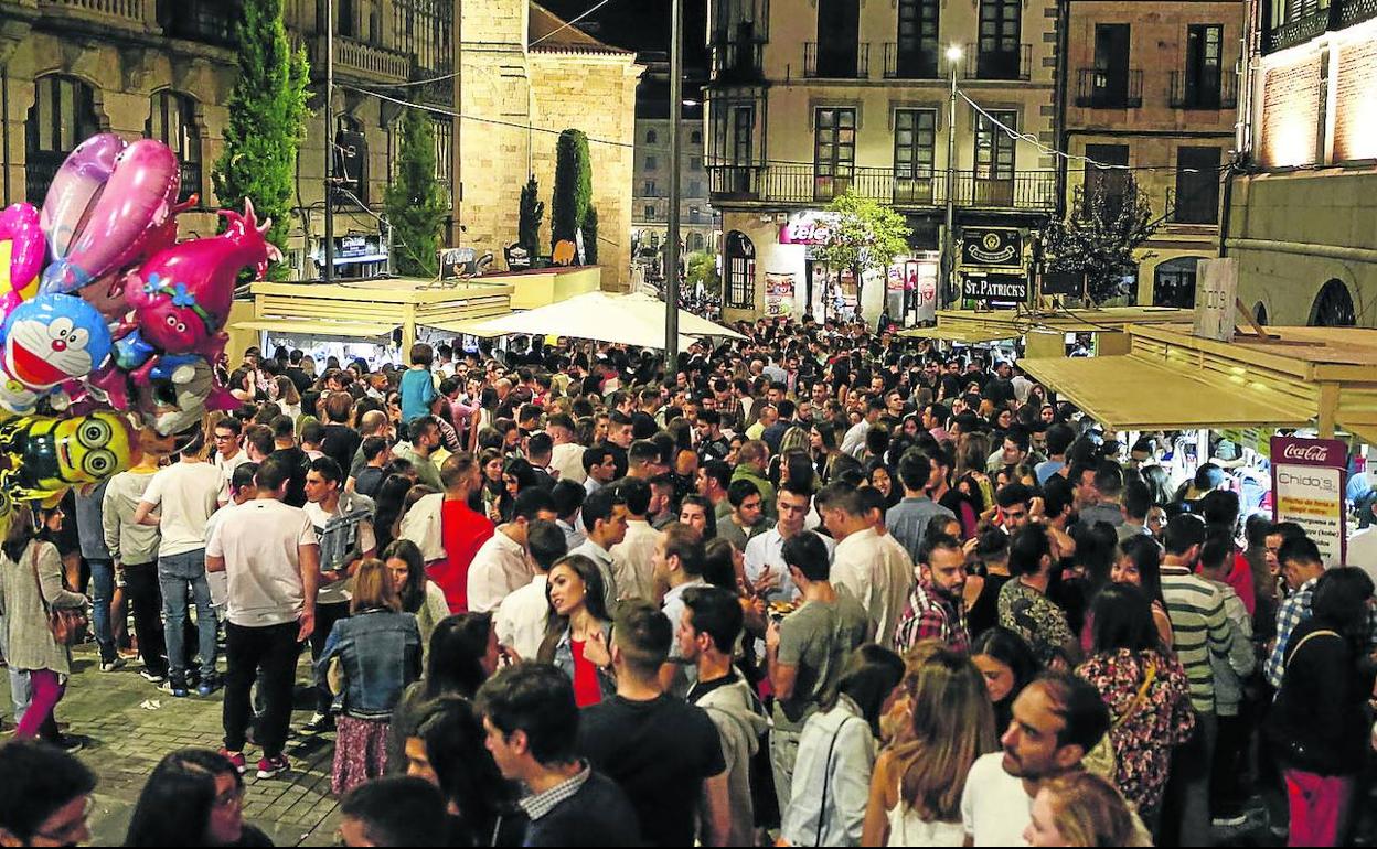 Casetas de la Feria de Día ubicadas en la plaza del Mercado. 