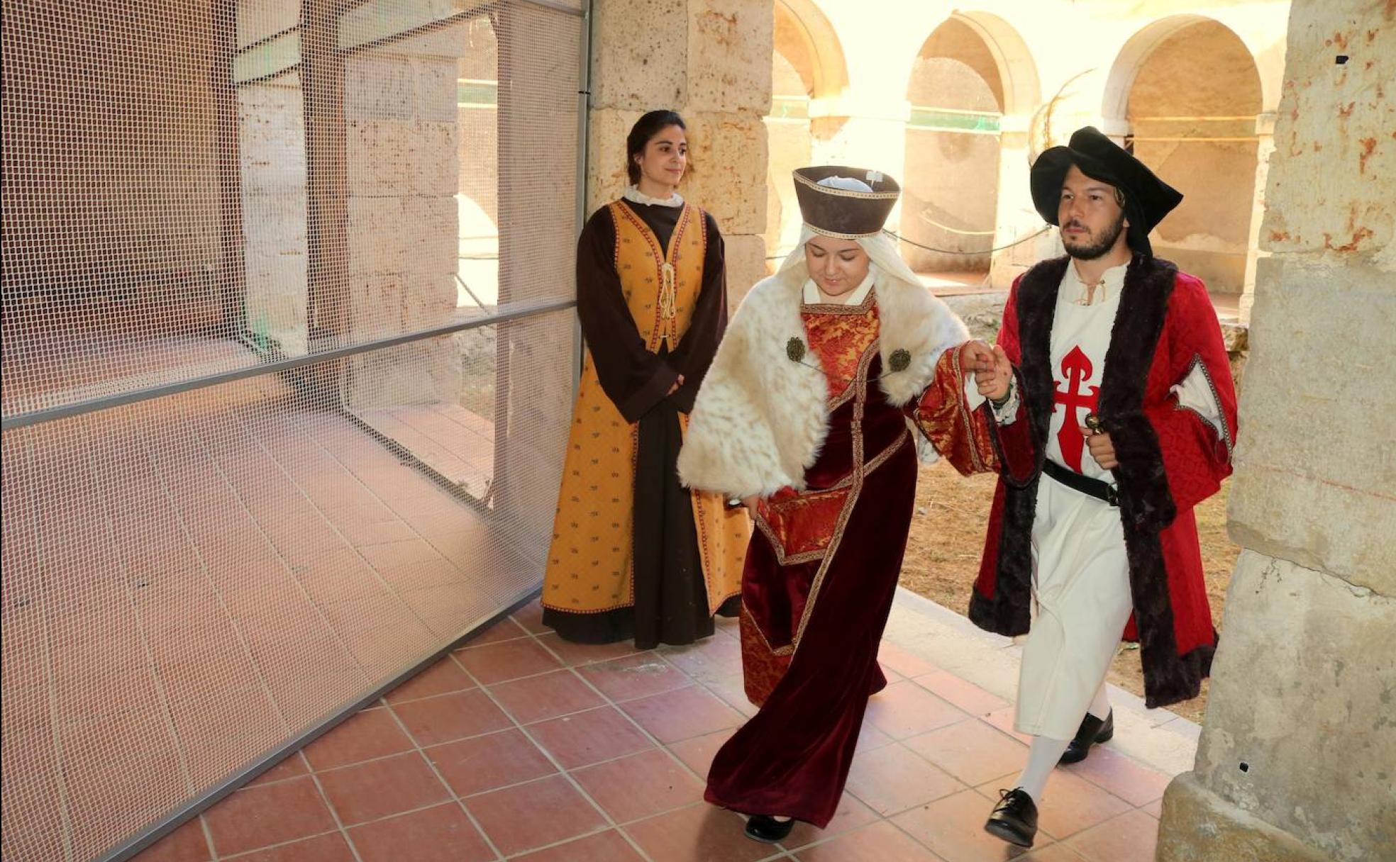 Teatro en el palacio, la representación recorre varias estancias del Palacio de la Reina en Calabazanos. 