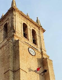 Imagen secundaria 2 - Un momento del campamento de verano deportivo. Abajo, los vecinos esperan poder celebrar la procesión aunque posiblemente con cambios. A la derecha, un momento de la representación de danza vertical que ha tenido lugar en el mes de julio. 