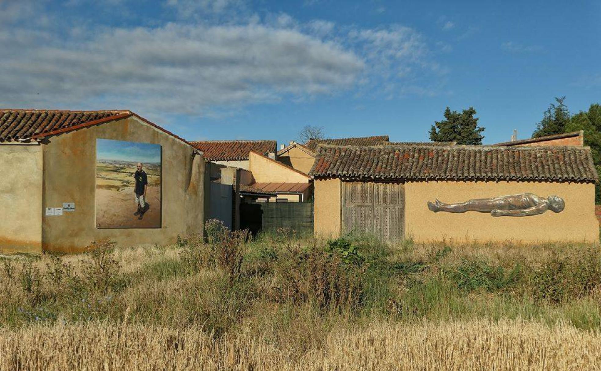 Obras de Antonio López se reparten por las calles del pueblo. 