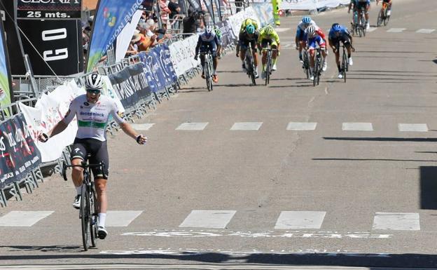 Sam Bennet gana en Roa de Duero en un final marcado por una caída