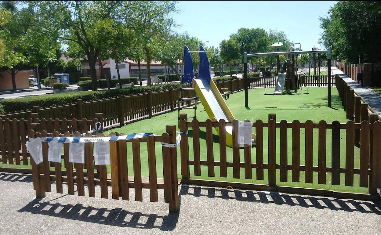 El Ayuntamiento de Íscar precinta parques infantiles y cierra las instalaciones municipales. 