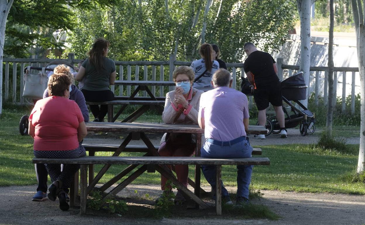 Un grupo de personas en Valladolid, con sus mascarillas y manteniendo la distancia. 