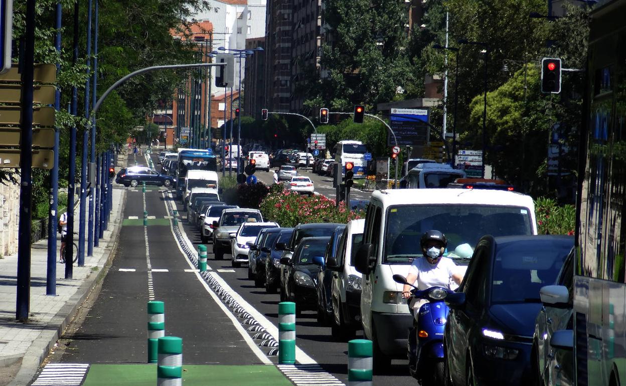 Isabel la Católica. La cola de vehículos hacia el Paseo de Zorrilla colapsaba el único carril de circulación entre los puentes de Isabel la Católica y Mayor.