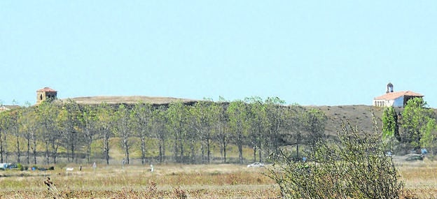 Panorámica de Gozón de Campos con la torre de su iglesia de San Miguel y a la derecha la ermita de Nuestra Señora del Sayugo.