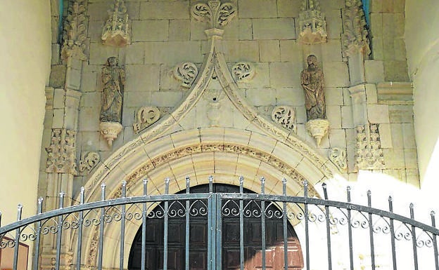 Detalle del pórtico gótico de la iglesia de la Asunción de Bahíllo.