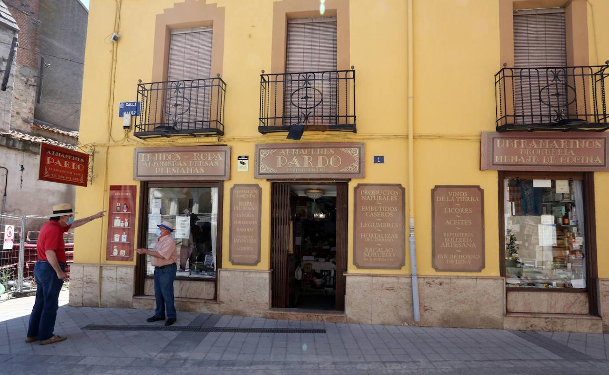 Dos hombres conversan en una calle de la localidad vallisoletana de Íscar. 