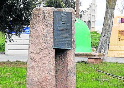 Imagen secundaria 1 - Arriba, zona de la ribera del río; monolito instalado en uno de los jardines de la localidad y la Virgen del Pollo durante la romería..