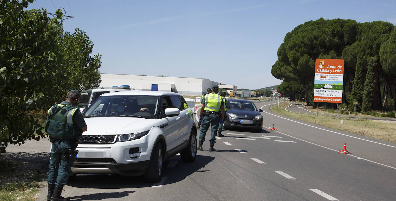 Los controles de acceso a estas dos localidades vallisoletanas arrancaron al filo del mediodía.