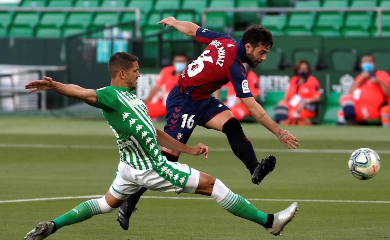 Arnaiz dispara a puerta en uno de los últimos partidos que jugó esta temporada con la camiseta del Osasuna. 