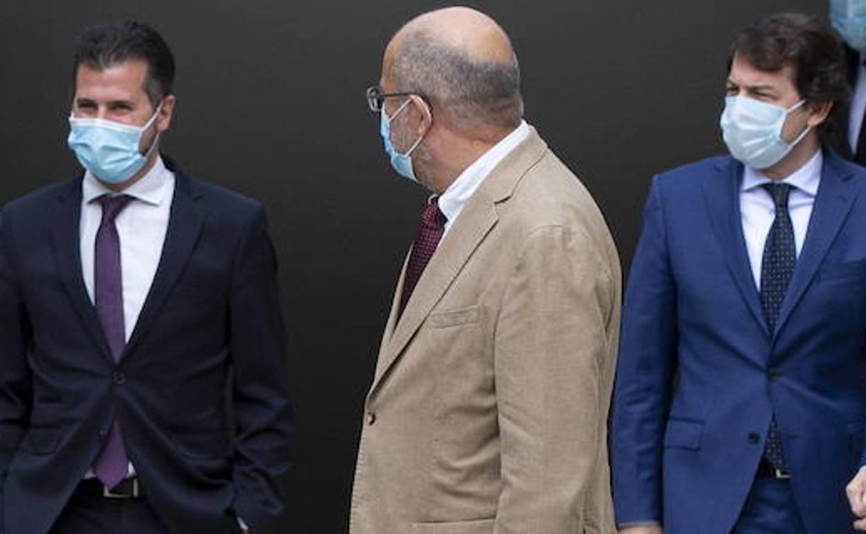 Luis Tudanca (PSOE), Francisco Igea (Ciudadanos) y Alfonso Fernández Mañueco (PP), en el acto de firma de plan de reconstrucción de Castilla y León porla covid-19.