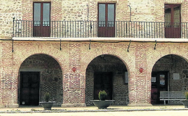 Ayuntamiento de Labajos, ubicado en un edificio del XV.
