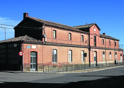 Imagen secundaria 1 - Arriba, palomar tradicional; antiguas escuelas y órgano del templo.