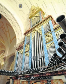 Imagen secundaria 2 - Arriba, palomar tradicional; antiguas escuelas y órgano del templo.