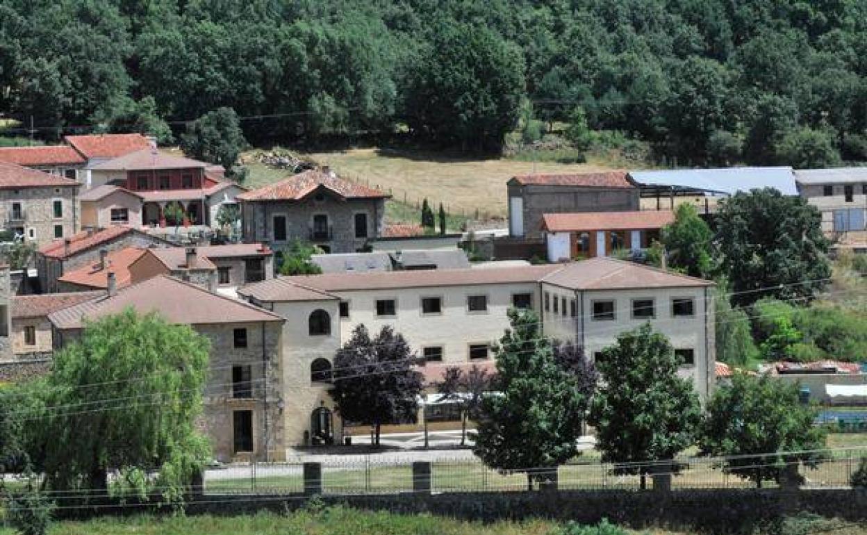 Edificio que ubicaba el campamento de Salduero donde se han detectado varios positivos por covid. 