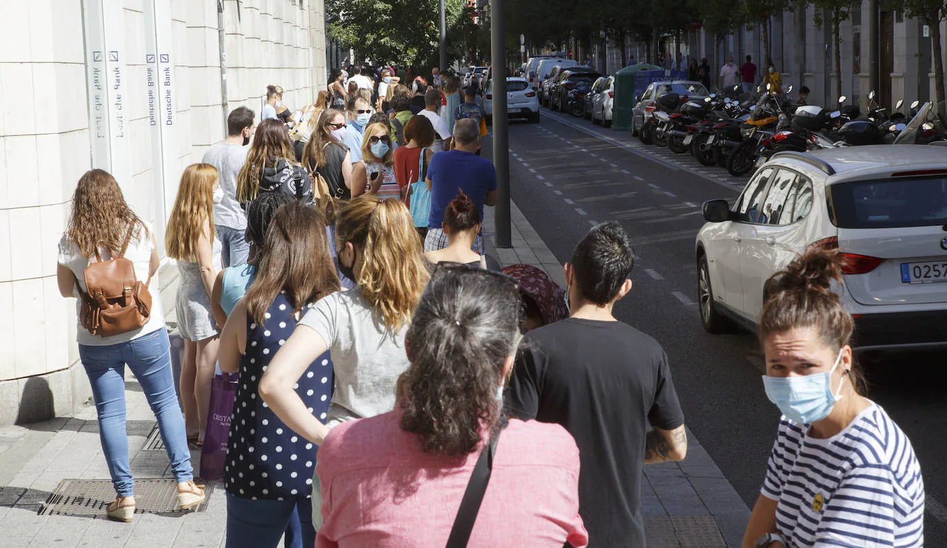 El primer día para solicitar el complemento regional desbordó las oficinas de la Junta al solaparse con el fin de las subvenciones autonómicas al alquiler. 