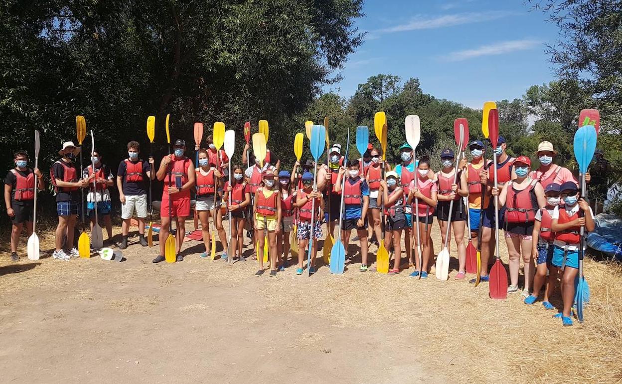 Algunos de los participantes en el descenso el piragua. 