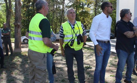 José Ignacio Quintanilla (centro), junto al alcalde del Real Sitio, Samuel Alonso (derecha), y el delegado de la Junta, José Mazarías.