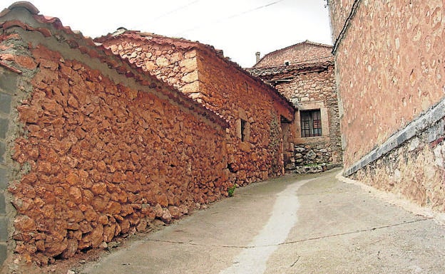 Imagen principal - Arriba, calles del municipio; viñedos y bodega