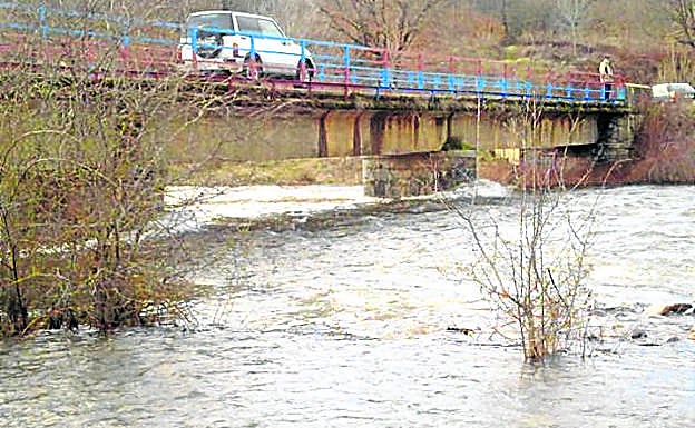 Imagen principal - Arriba, puente sobre el río Carrión que facilita el paso de los vecinos hacia la localidad; construcciones en adobe y una de las casas rehabilitada en el municipio. 