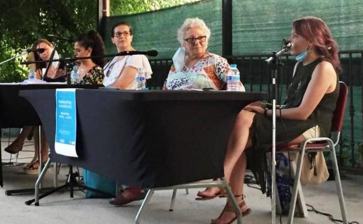 Participantes en una de las mesas de debate sobre la mujer organizadas en San Miguel del Arroyo.