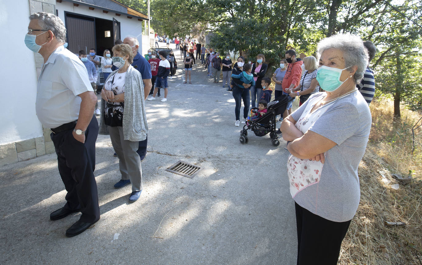 Fotos: Pruebas PCR a los vecinos de Oencia