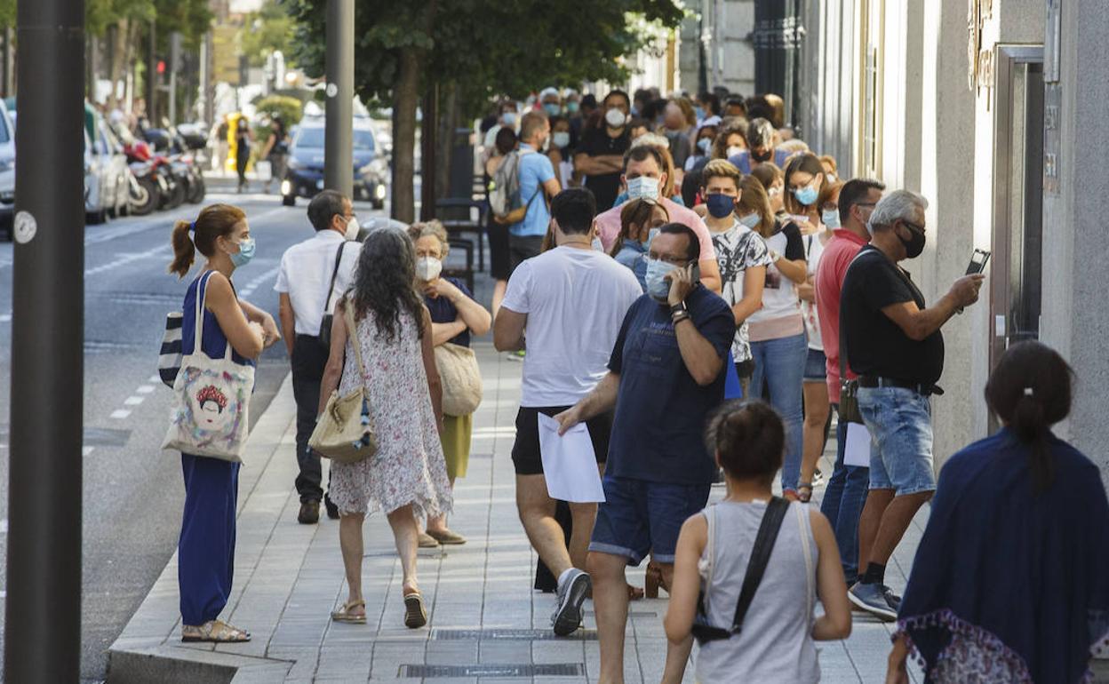 Trabajadores afectados por los ERTE haciendo gala para solicitar una ayuda a la Junta. 