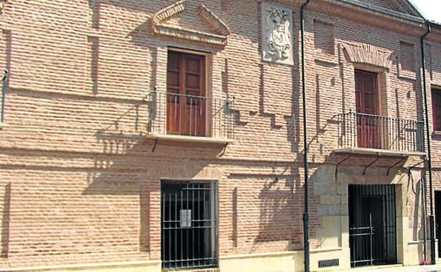 Imagen principal - Arriba, antiguo casino, del XVIII; debajo, a la izquierda, el arco y a la derecha el rollo jurisdiccional de Mayorga. 