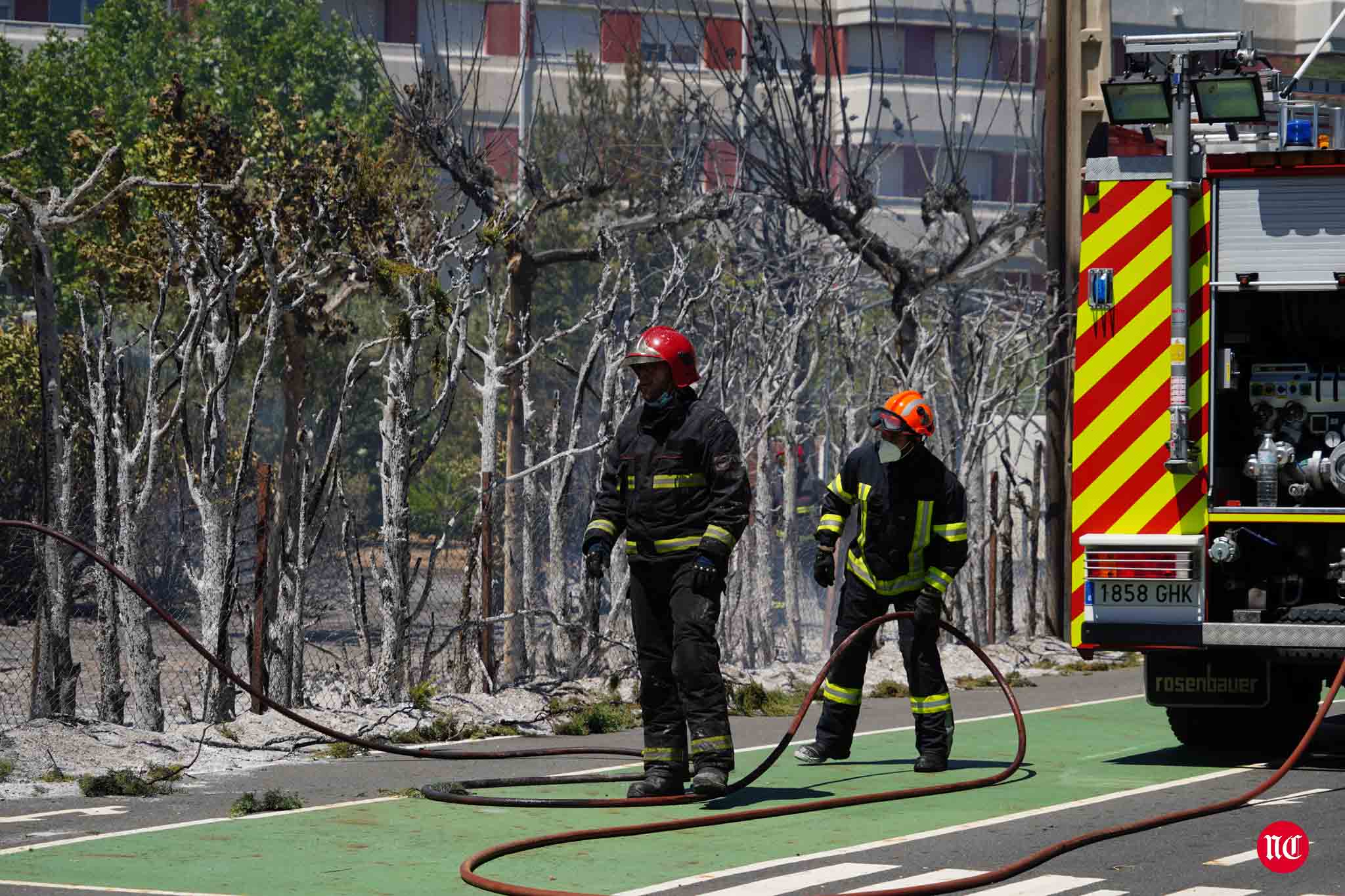 Los bomberos en labores de extinción del incendi.o