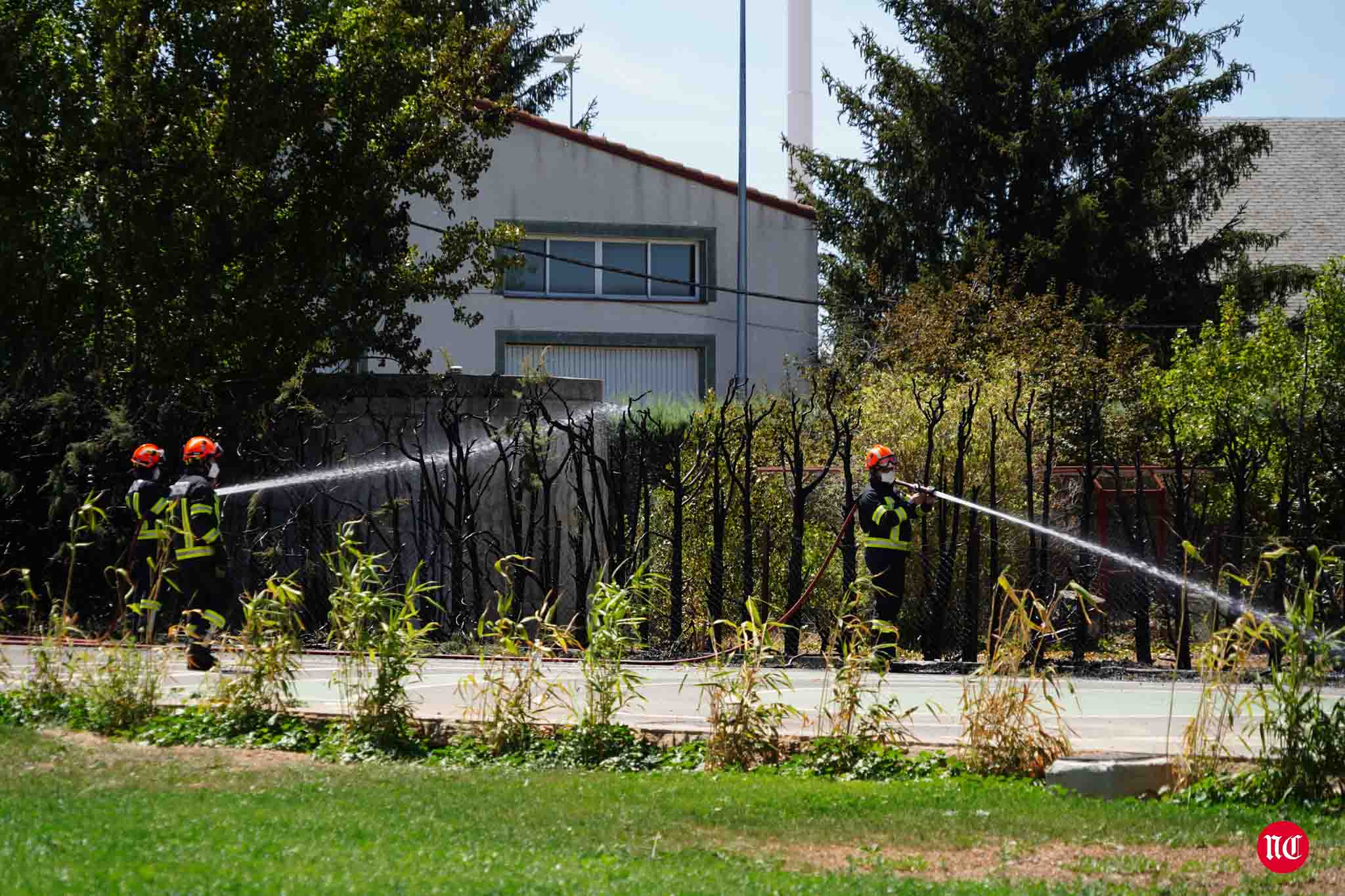 Los bomberos en labores de extinción del incendi.o