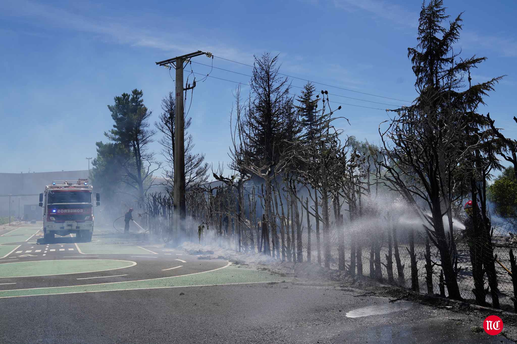 Los bomberos en labores de extinción del incendi.o