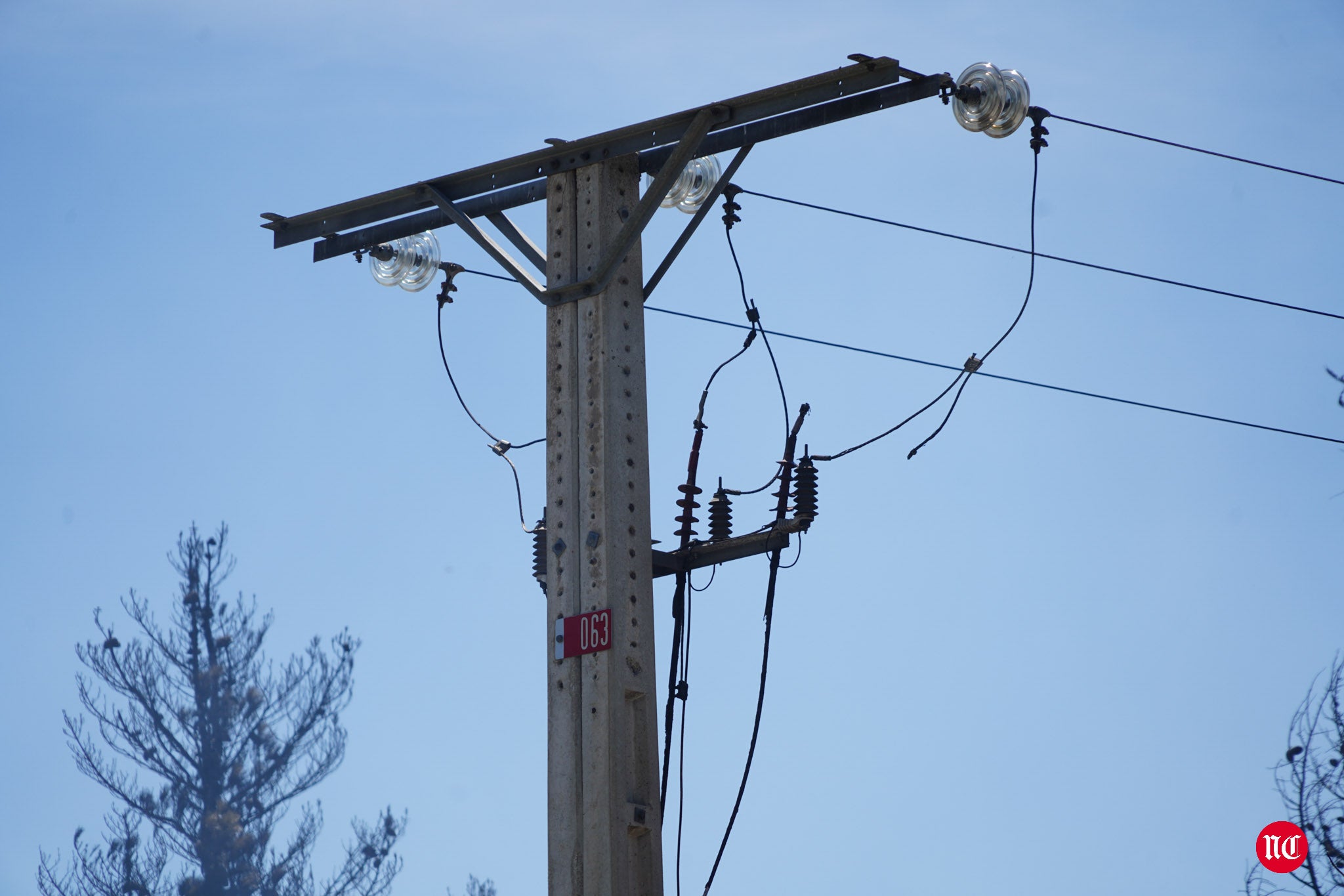Los bomberos en labores de extinción del incendi.o