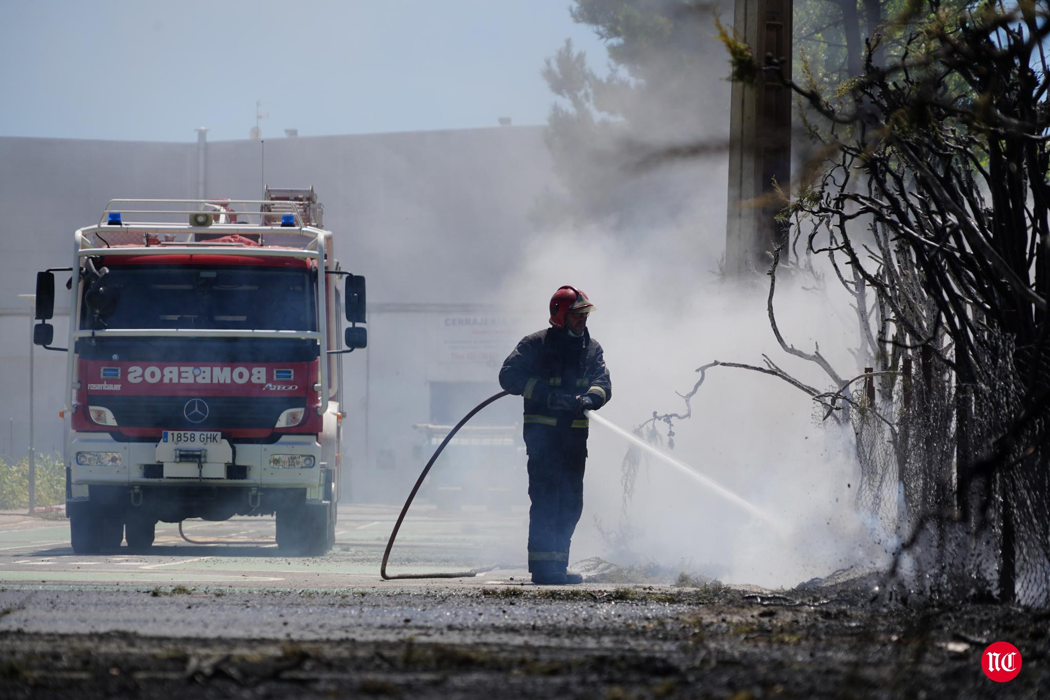 Los bomberos en labores de extinción del incendi.o