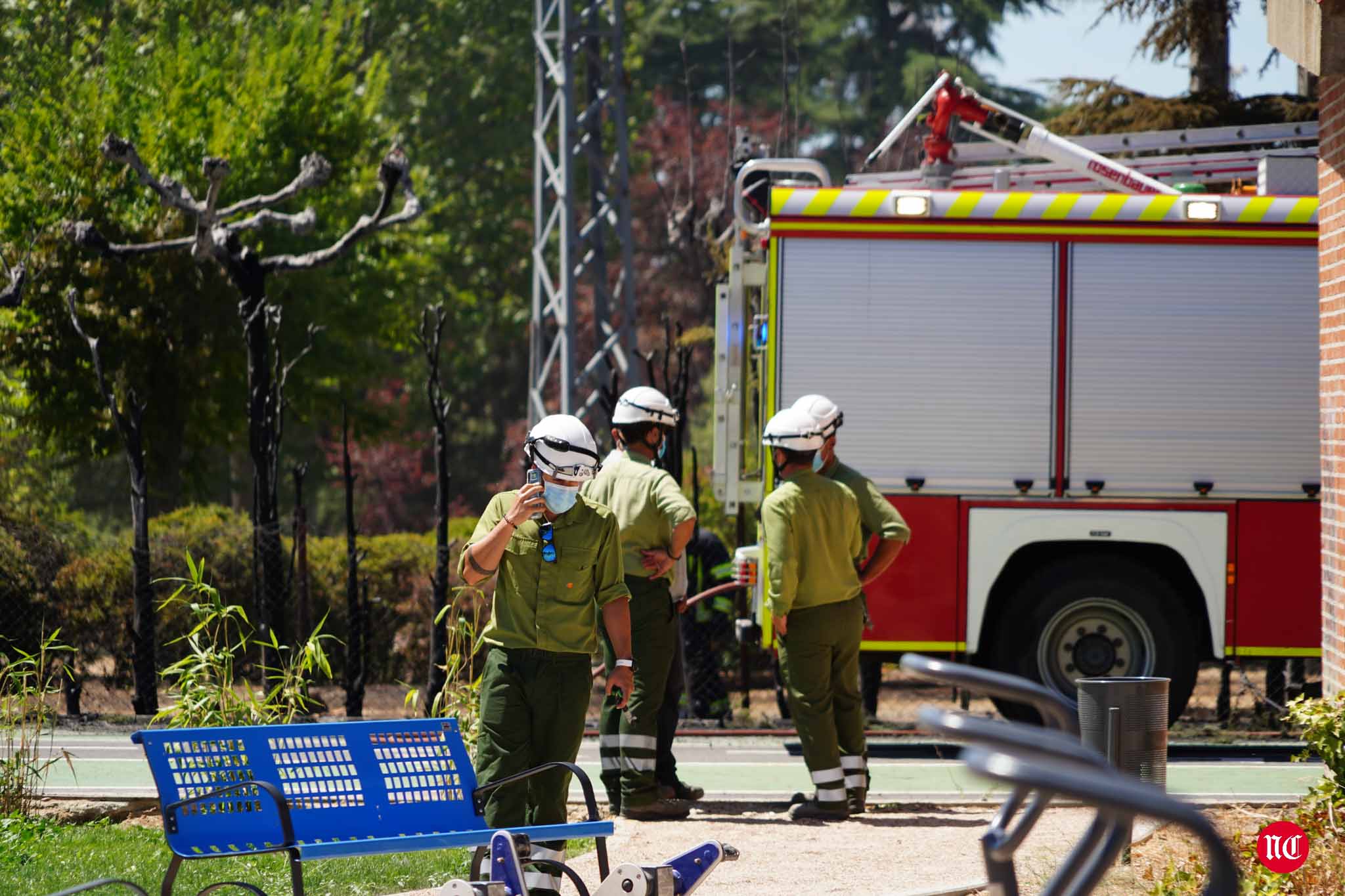 Los bomberos en labores de extinción del incendi.o