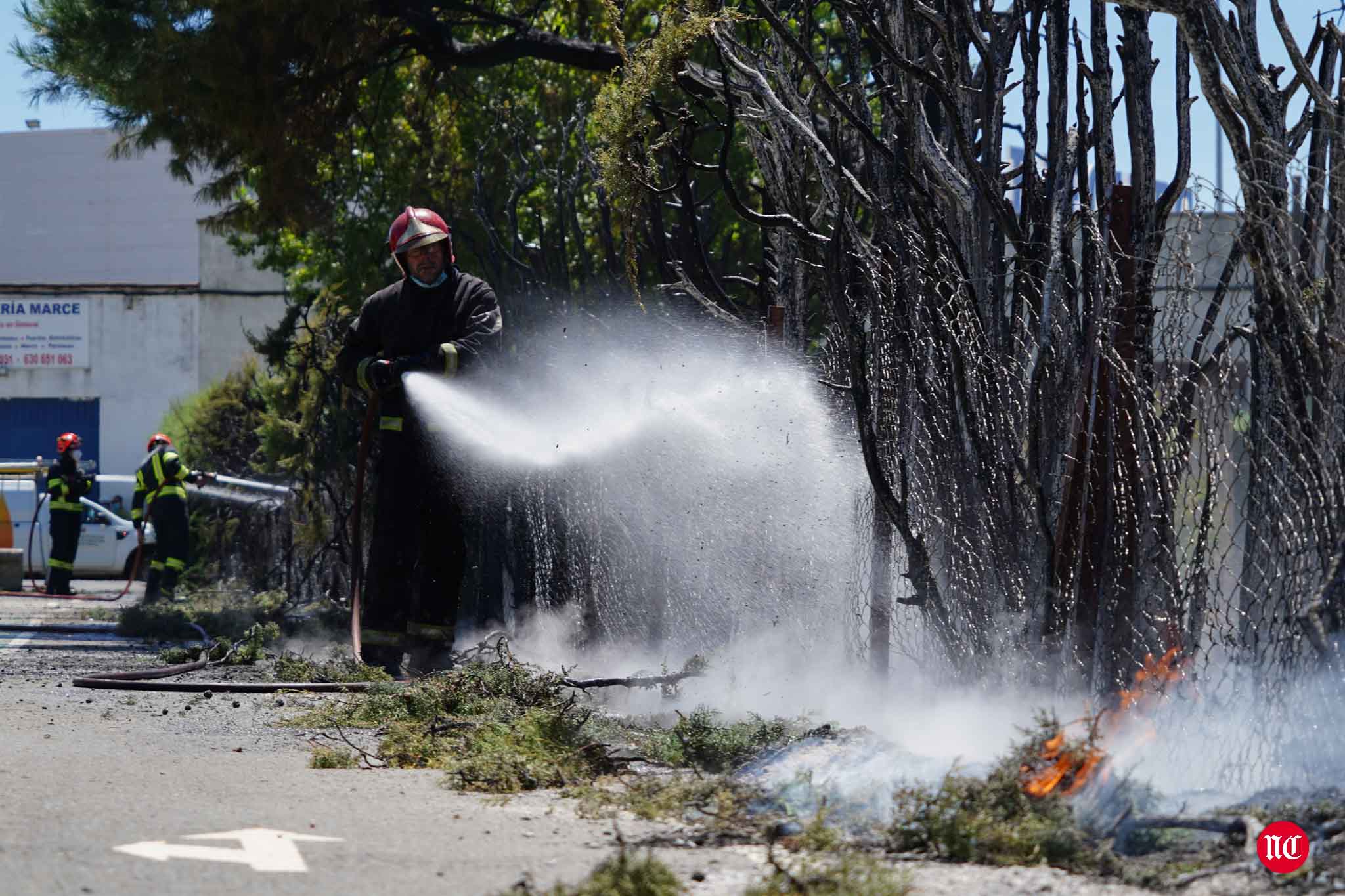 Los bomberos en labores de extinción del incendi.o