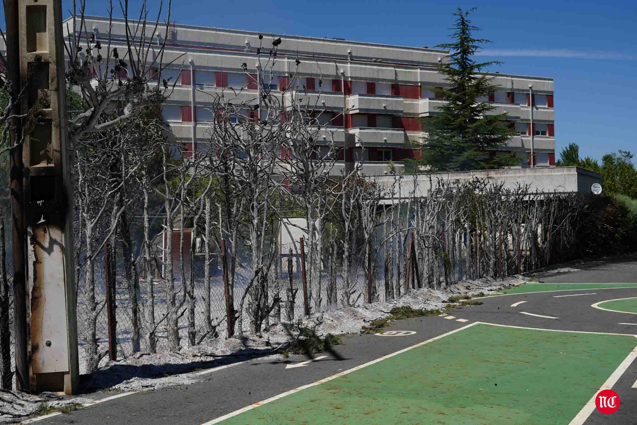 Los bomberos en labores de extinción del incendi.o