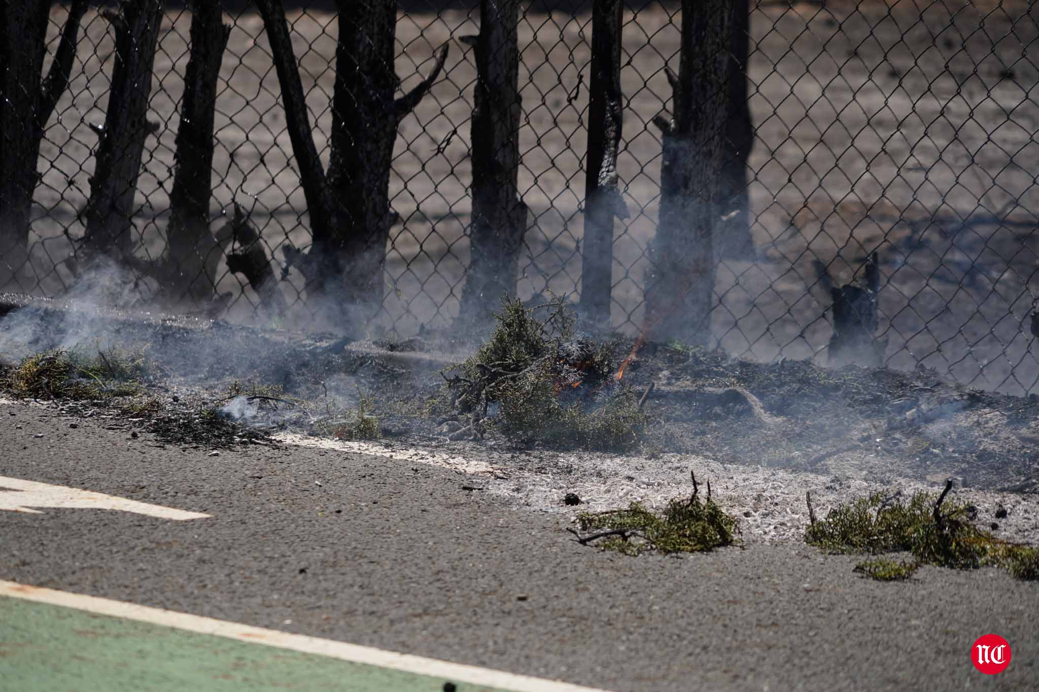 Los bomberos en labores de extinción del incendi.o