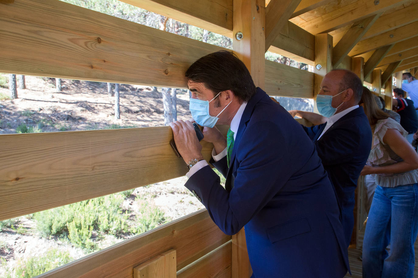 El consejero de Fomento y Medio Ambiente, Juan Carlos Suárez-Quiñones, ha visitado hoy la nueva pasarela-mirador del Centro del Lobo Ibérico de Castilla y León. 