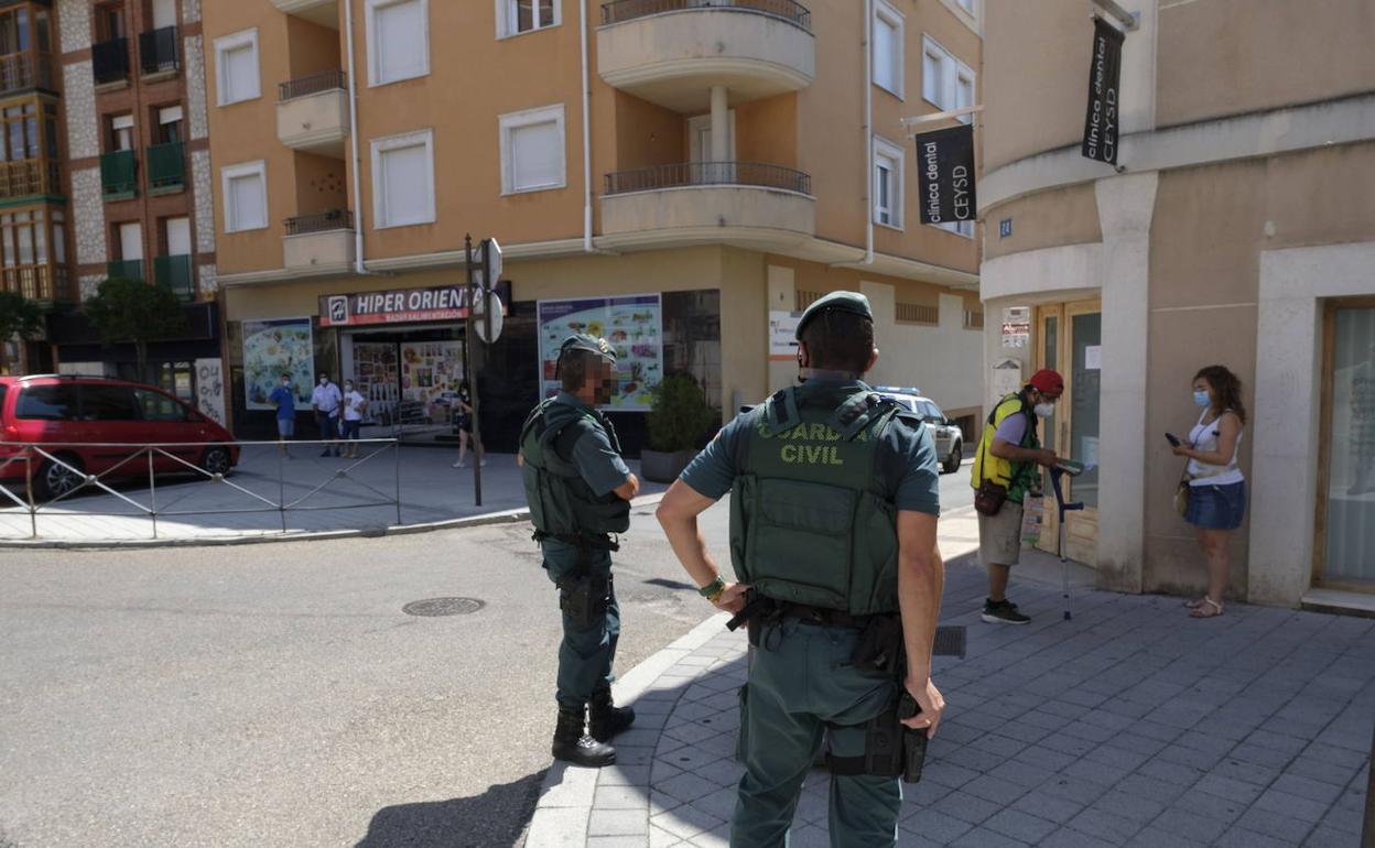 La Guardia Civil controla las calles de Íscar tras el brote detectado en la localidad.