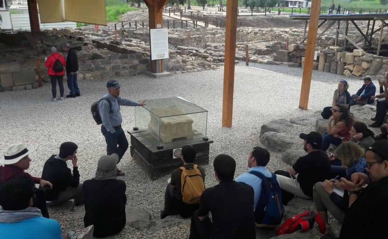 Imagen de un curso bíblico arqueológico. 