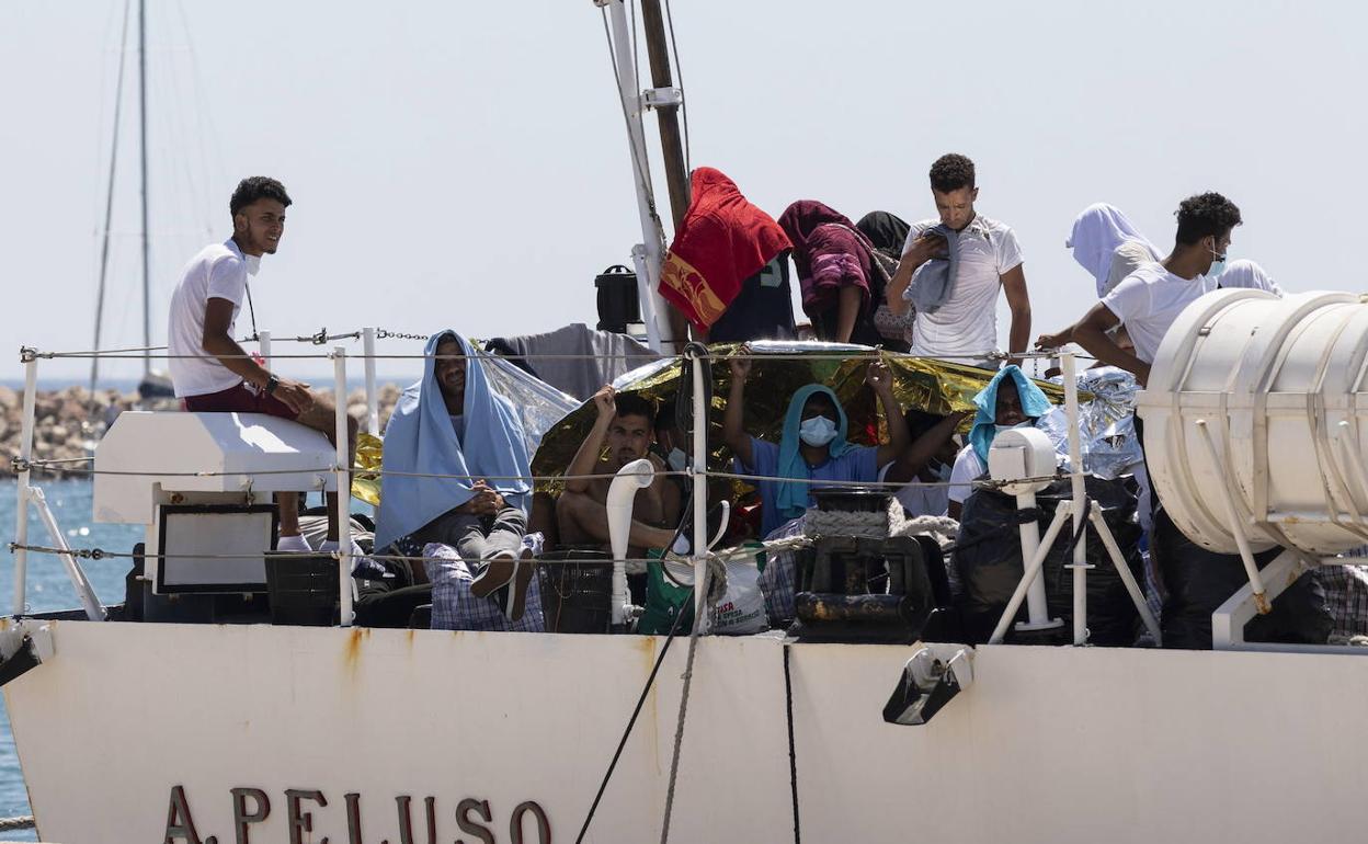 Un grupo de migrantes llegan a Lampedusa (Italia) el 31 de julio,