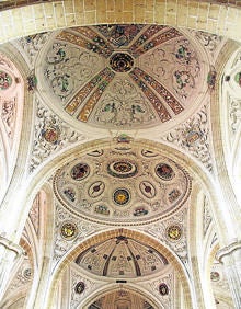 Imagen secundaria 1 - Arriba, Puerta de Ajújar; debajo, bóvedas de la Iglesia de Santiago y portada sur de la Iglesia de Santiago. 