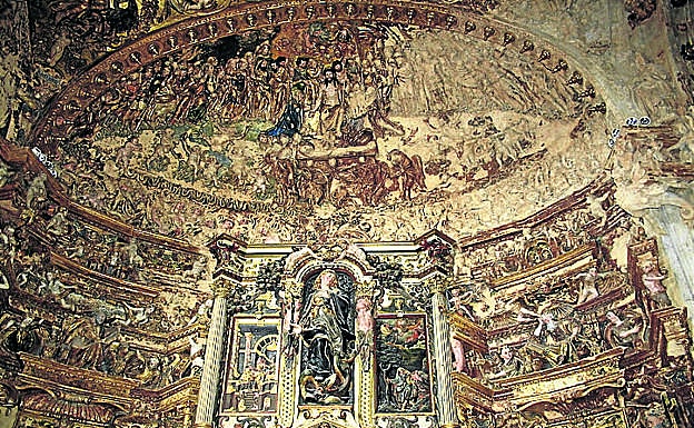 Imagen principal - Arriba, la renacentista Capilla de los Benavente, 'La Sixtina de Campos'; torre de Santa María y retablo mayor de Santa María. 