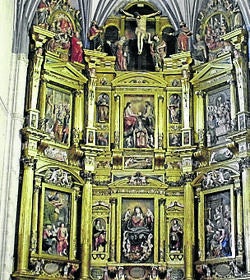 Imagen secundaria 2 - Arriba, la renacentista Capilla de los Benavente, 'La Sixtina de Campos'; torre de Santa María y retablo mayor de Santa María. 