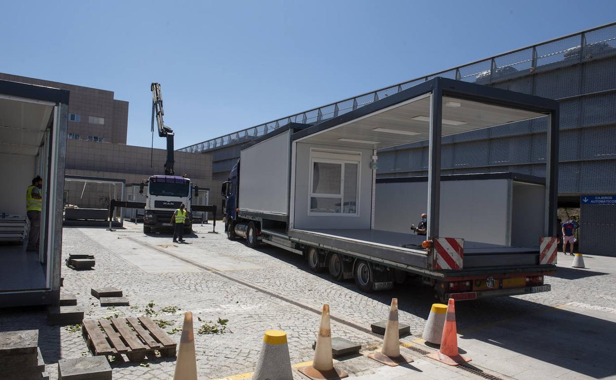 Los camiones descargan este martes los módulos que se unirán el Hospital de Segovia para acoger los despachos de dirección. 