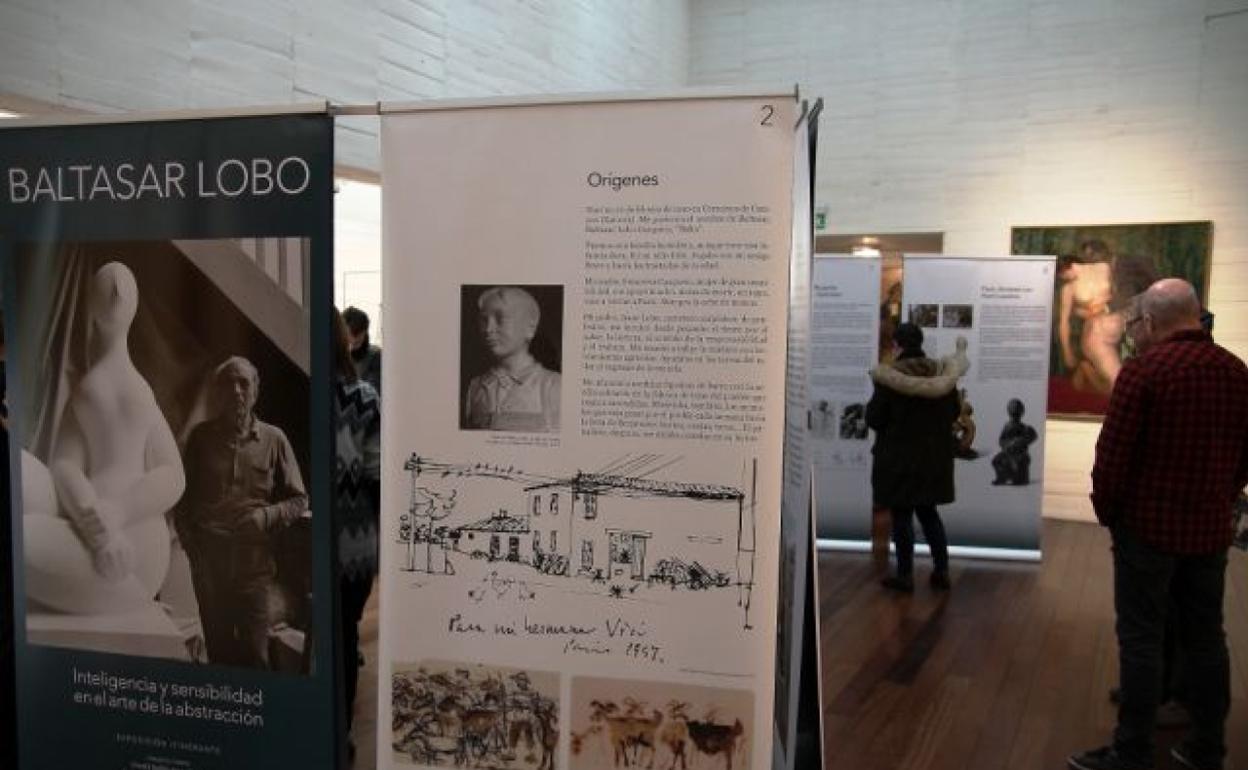 Visitantes en una exposición sobre el escultor zamorano Baltasar Lobo. 