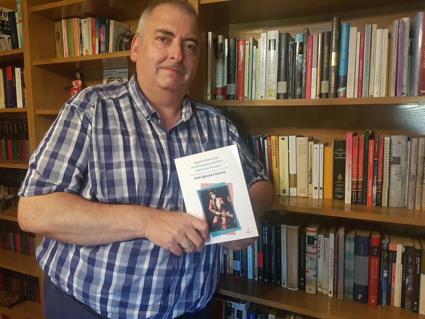 José Ignacio García, con un ejemplar de su último libro. 