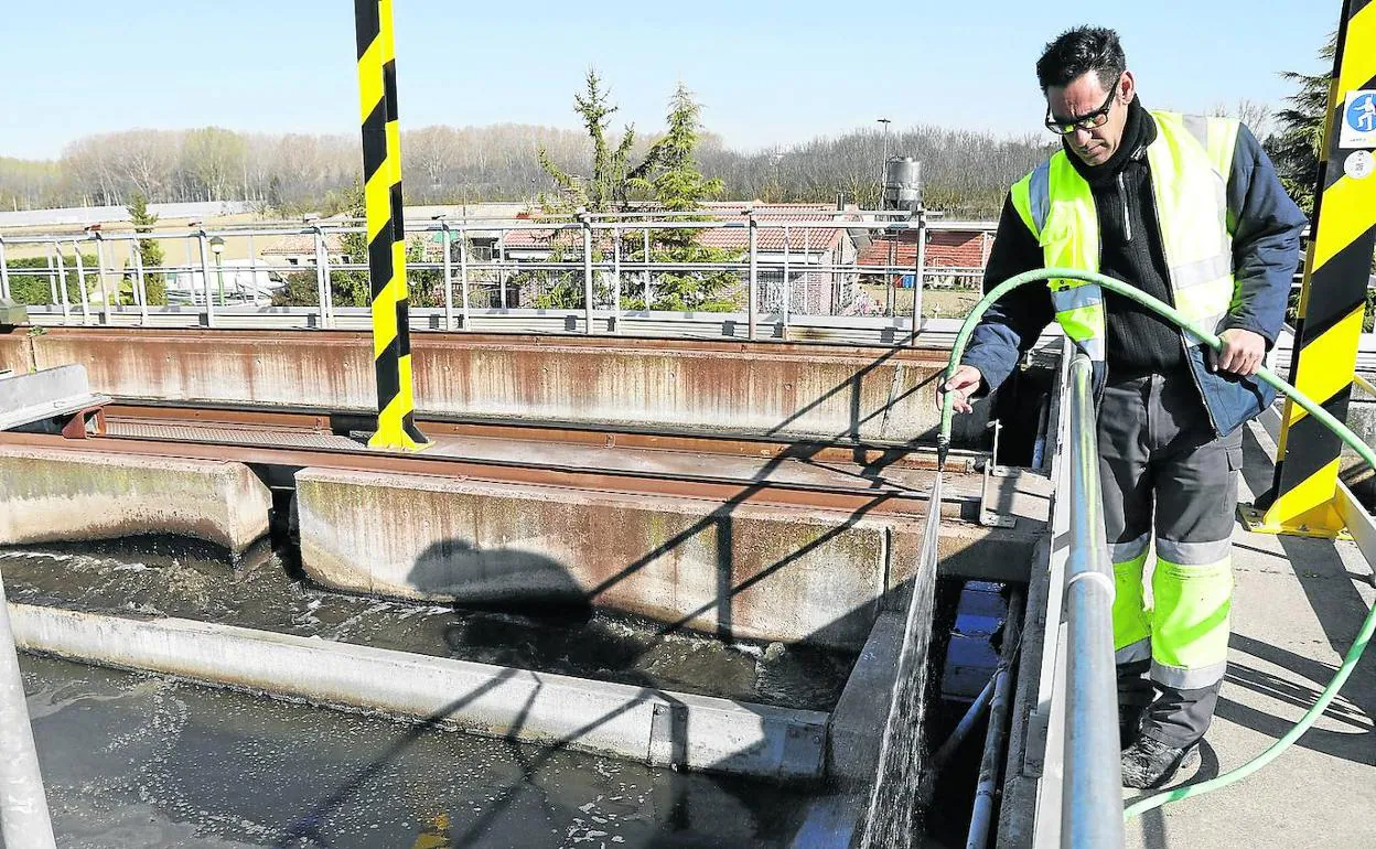 Un operario trabaja en la estación depuradora de aguas residuales de Palencia.